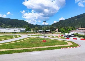 חוויית דריפטינג במסלול מירוצים בבורובץ credit to viator.com